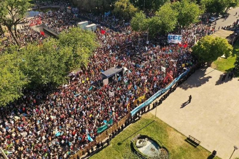 La protesta en "defensa del agua" contra la megaminería en Mendoza.