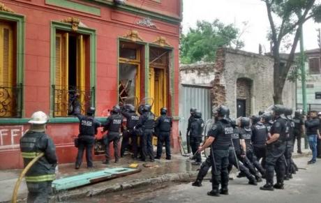 Desalojan familias. Quedaron toods, en situación de calle.
