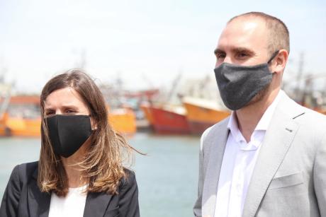 Fernanada Raverta y Martín Guzmán en el puerto de Mar del Plata