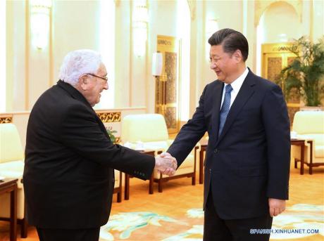 El presidente chino Xi Jinping se reúne con el ex secretario de Estado estadounidense, Henry Kissinger, en Beijing