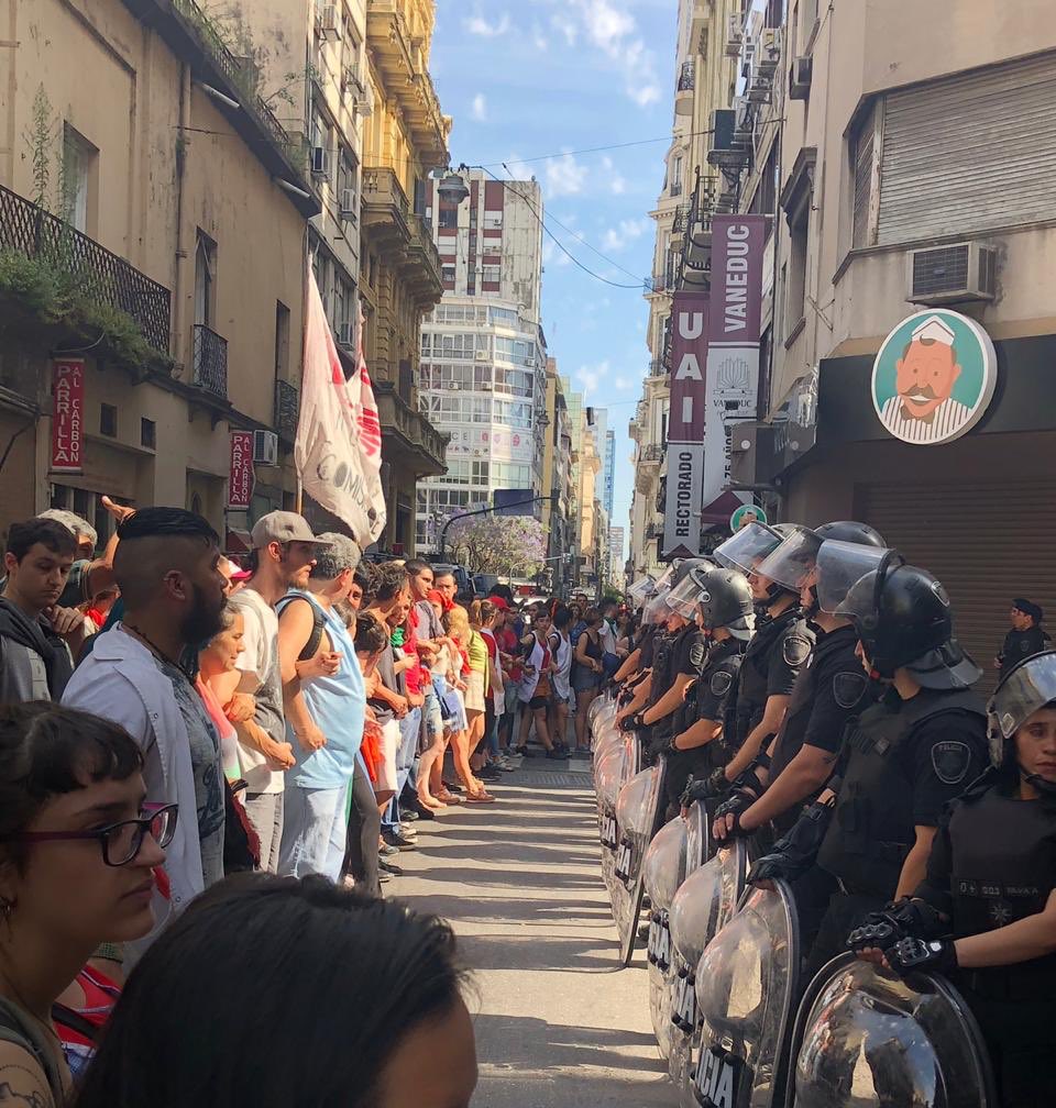 Represión a docentes y estudiantes que defienden la educación pública.