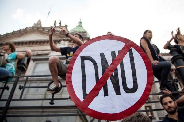 DNU.