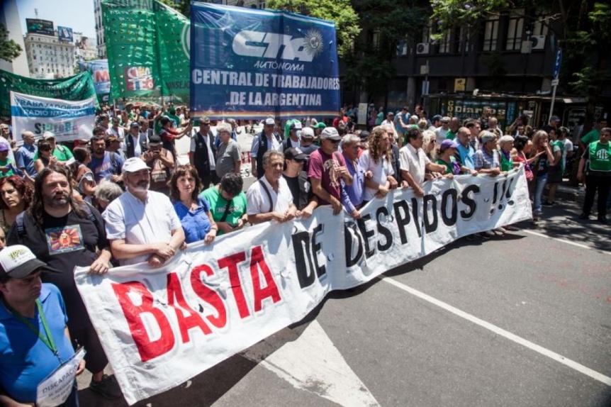 A la cantidad enorme de pymes que cierran diariamente en la Argentina, a la ola imparable de empresas que han cerrado en el último mes, se sumó el Grupo Techint, (de los más poderosos del país) que aplicará suspensiones rotativas durante seis meses. De hecho, entre agosto y enero habrá suspensiones generalizadas por una menor demanda de la industria del gas.