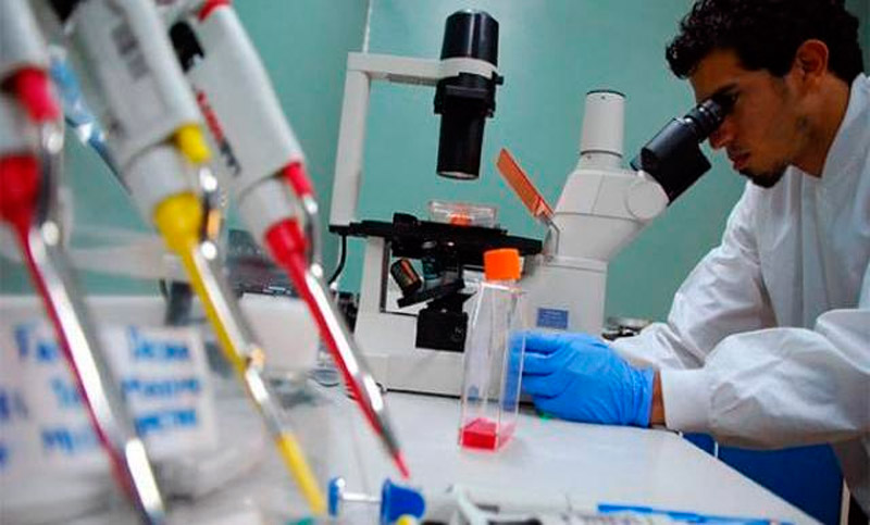 El candidato presidencial del Frente de Todos, Alberto Fernández, se reúne con integrantes de la comunidad científica en Ciudad Universitaria. Allí, le entregarán una documento de apoyo a su postulación con más de 8300 firmas. El documento ya fue firmado por más de 4000 investigadores/ docentes, a los que se les suman 2500 investigadores de carrera y 1500 becarios, técnicos y administrativos, que además de manifestar su apoyo explícito a los candidatos del Frente de Todos, expresan su rechazo al modelo neol