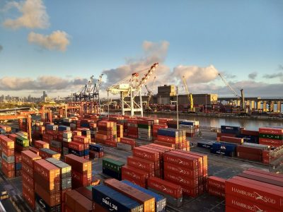los 19 gremios que conforman la Federación Marítimo Portuaria y de la industria naval (Fempinra) denunciaron una maniobra por parte de las autoridades nacional de transporte dirigida a achicar y transferir el control del puerto de Buenos Aires por los próximos cincuenta años a una empresa extranjera ligada al actual presidente de la Nación.