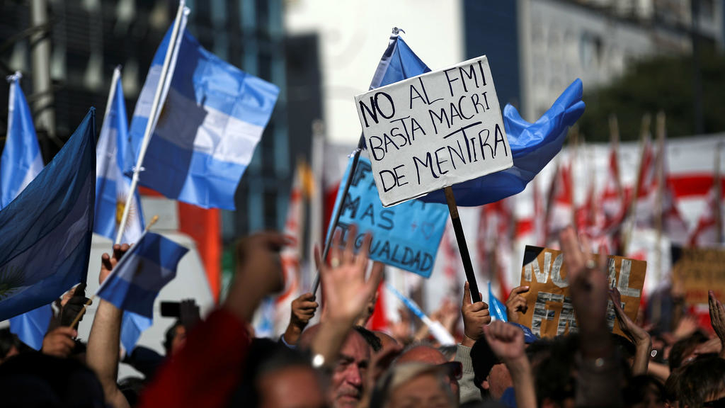 Después de la presidencia macrista, la economía a partir del 2020, estará muy condicionada por el Fondo monetario, ya que el stock de deuda externa será equivalente a casi el 90% del Producto Interno Bruto, así que a mediados del 2020, será necesaria la redefinición de los vencimientos, concentrados entre 2021 y 2022. Las exigencias del principal acreedor de la Argentina, el Fondo Monetario, serán ni más ni menos, que instrumentar las reformas laboral, previsional y tributaria, además de continuar con el aj