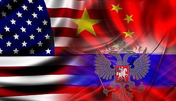 Banderas de EEUU, China y Rusia superpuestas