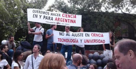Protesta por los recortes en Ciencia del gobierno de Macri
