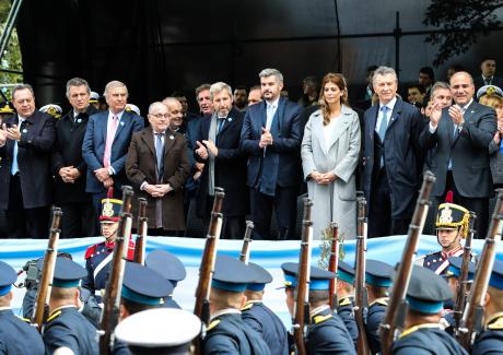 Macri- desfile militar.