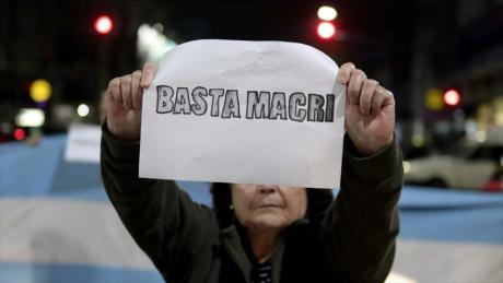 Las "medidas" que tomaron Macri & Cía. no van a las cuestiones de fondo del desastre que el mismísimo gobierno, provocaron: *No desdolarizan tarifas ni combustibles. *Congela el valor de la nafta sólo hasta noviembre. * Da bonos, "limosnas" por única vez  *Del valor del dólar, tasas de interés o timba financiera a futuro no se sabe nada *Olvidó a los jubilados