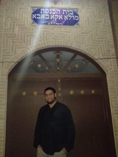 Leandro Bracamonte en una sinagoga en Irán