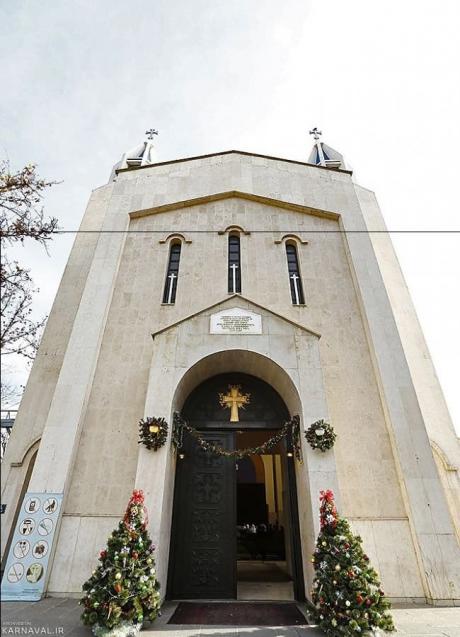 Iglesia con adornos navideños en Irán