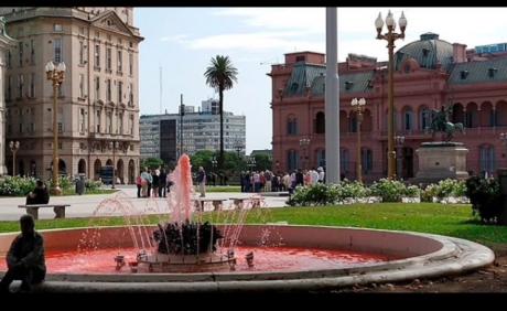 La fuente de Plaza de Mayo con las aguas teñidas de rojo.