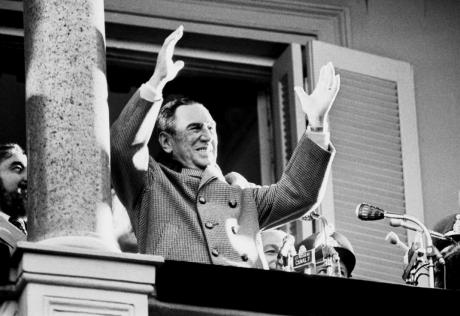 Perón alzando los brazos en su típico saludo.