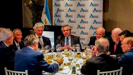 Alberto Fernández compartiendo mesa con Rocca, Magnetto y otros empresarios