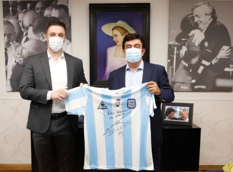 Fernando Espinoza y la camiseta de la Selección firmada por Maradona