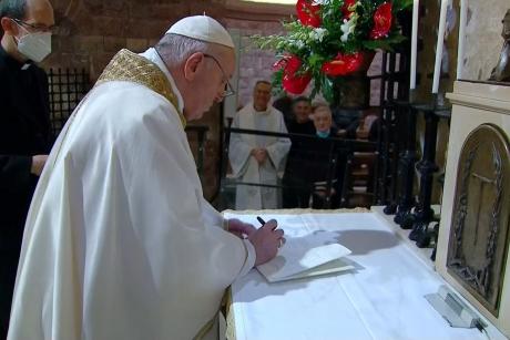 El Papa Francisco firmando la encíclica Fratelli Tutti