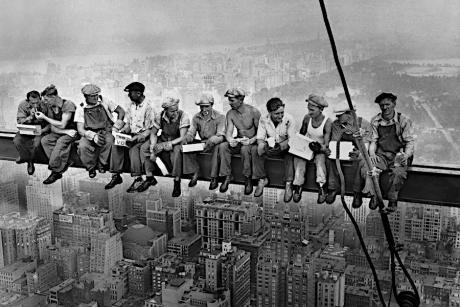 Trabajadores de la construcción sentados en un viga a gran altura - foto antigua